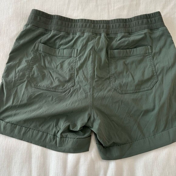 Athleta Trekkie Hiking Shorts Olive Green Cargo Shorts with Zippered Pockets - Picture 4 of 7